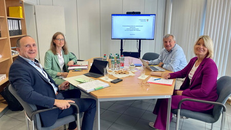Kay Barthel, Dr. Annett Faust, Rudolf Hoscher und Elke Anast (v.l.n.r.) beim Benchmark-Treffen in Magdeburg