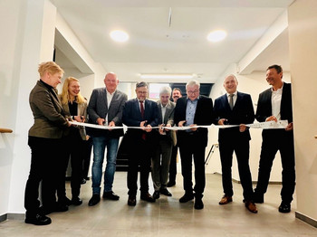 LRH-Präsident Barthel, Finanzminister Richter sowie Mitglieder des Finanzausschusses beim Durchtrennen des symbolischen Einweihungsbandes 