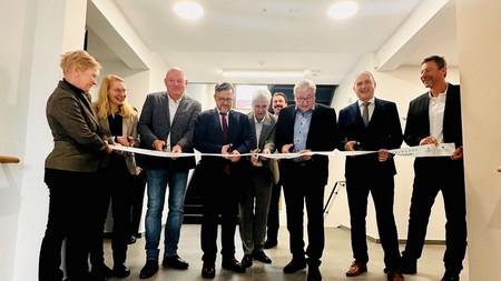 LRH-Präsident Barthel, Finanzminister Richter sowie Mitglieder des Finanzausschusses beim Durchtrennen des symbolischen Einweihungsbandes 